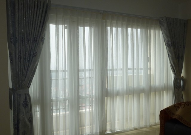 Rèm vải với thiết kế hai lớp tạo sự nhẹ nhàng cho căn phòng
