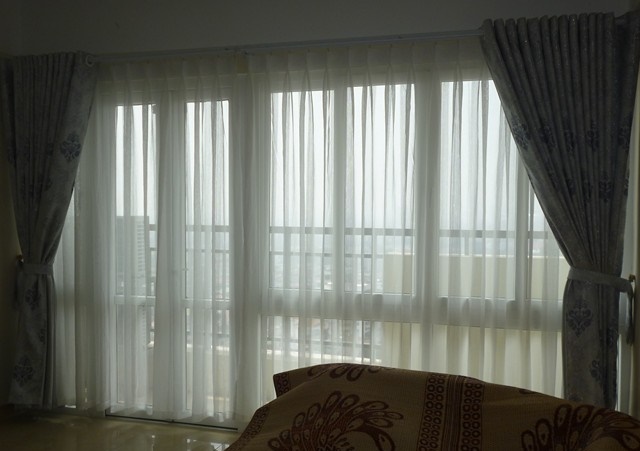 Cửa có kích thước lớn thì rèm vải là lựa chọn phù hợp nhất