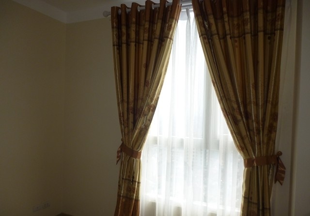 Sử dụng gam màu vải phù hợp với màu sơn tường tạo sự hài hòa cho không gian căn hộ